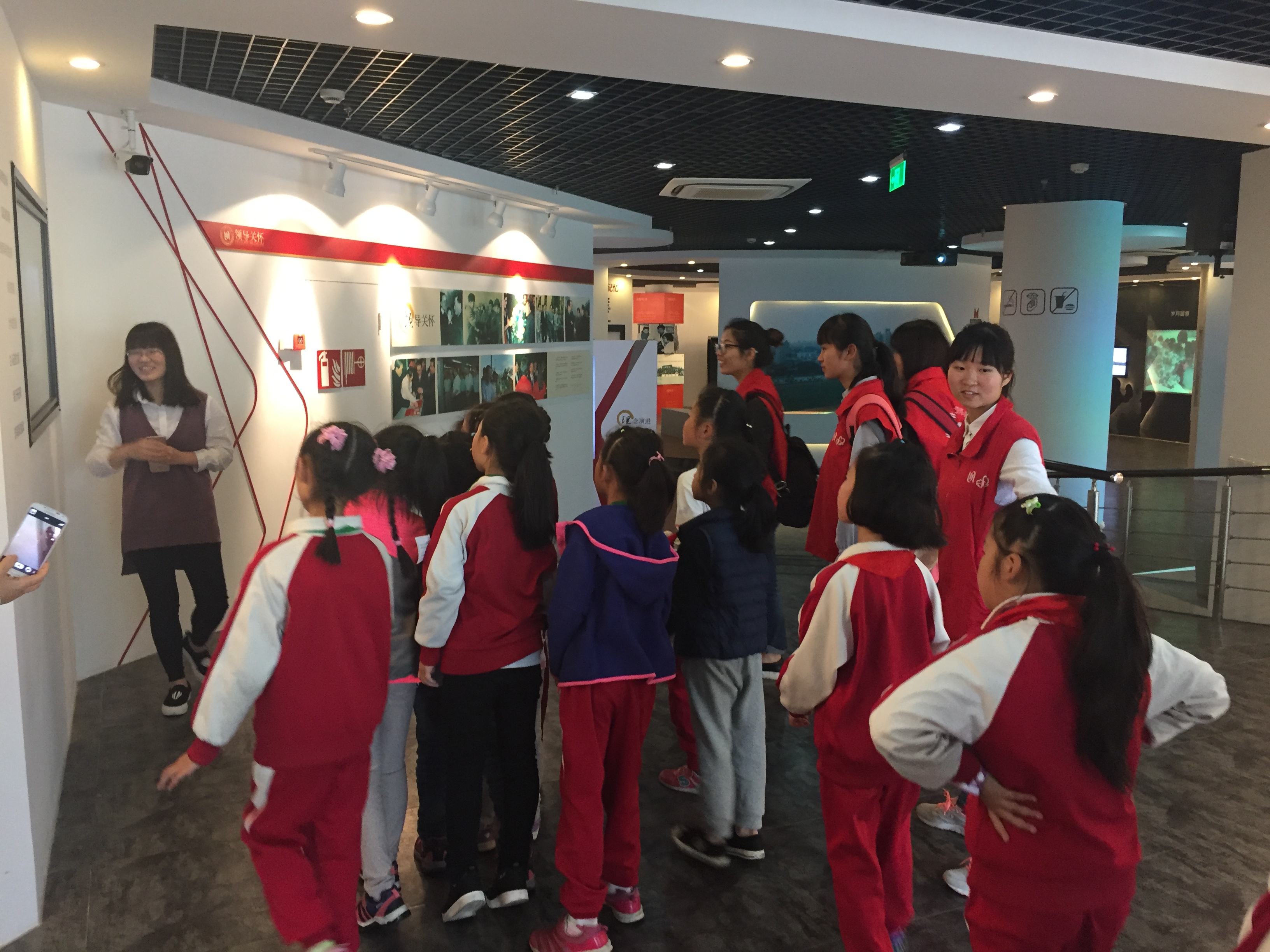 海湾小学学生参观校史馆